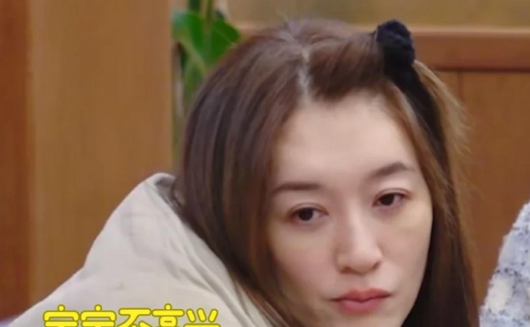 难怪说两腮无肉，神仙难斗呢。
李小冉的脸颊肉就少一些。
看了综艺更是觉得有些过分