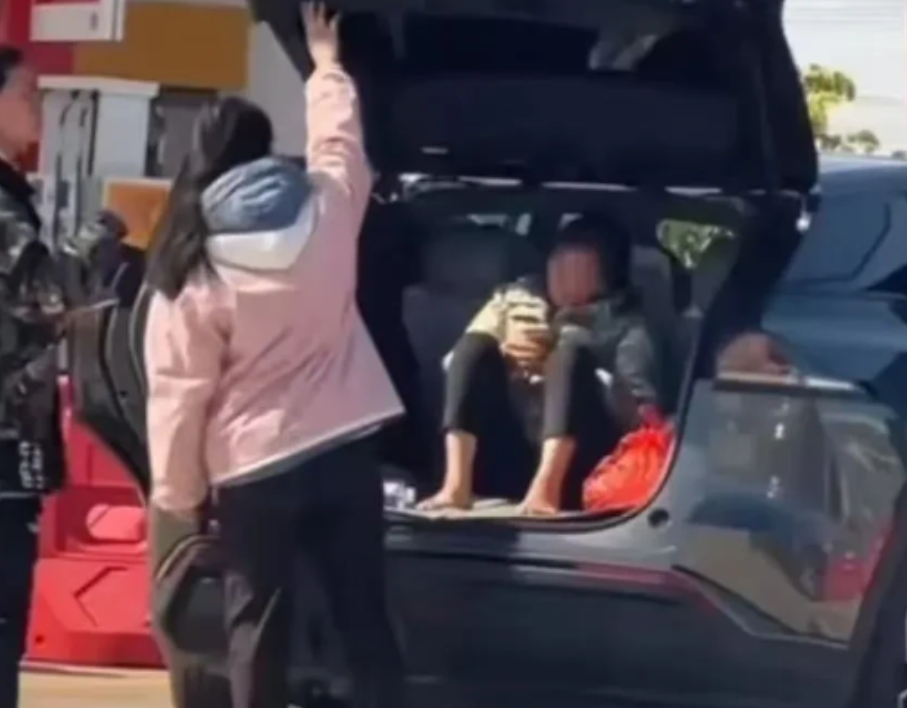 心酸！过年回家，男子让老婆孩子坐车里，把老娘放在后备箱，被人拍下后发到网上，而网
