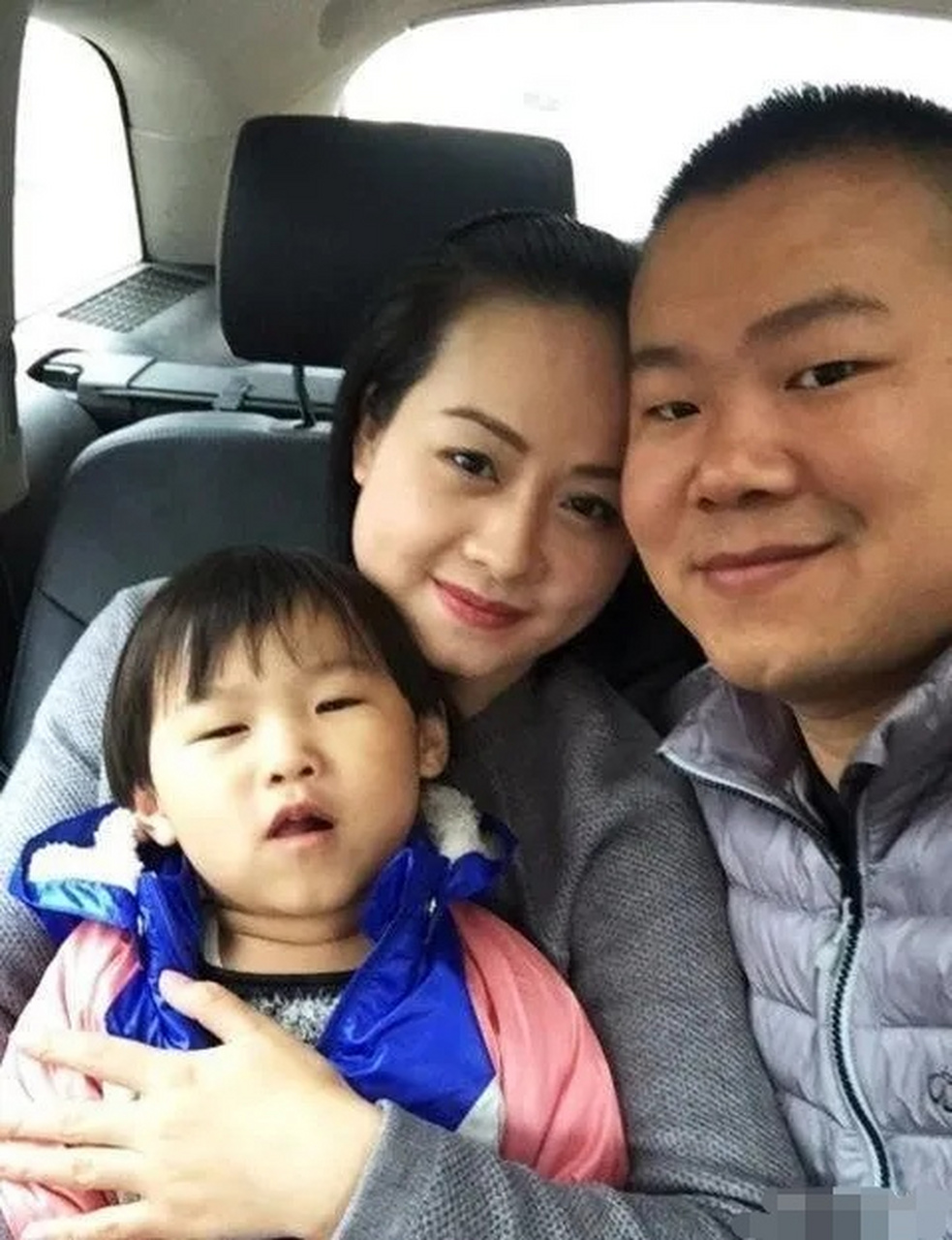 一天，他把弟弟岳雪刚叫到面前，对他说：“咱爸走得早，现在哥哥我也混出了名堂，不能