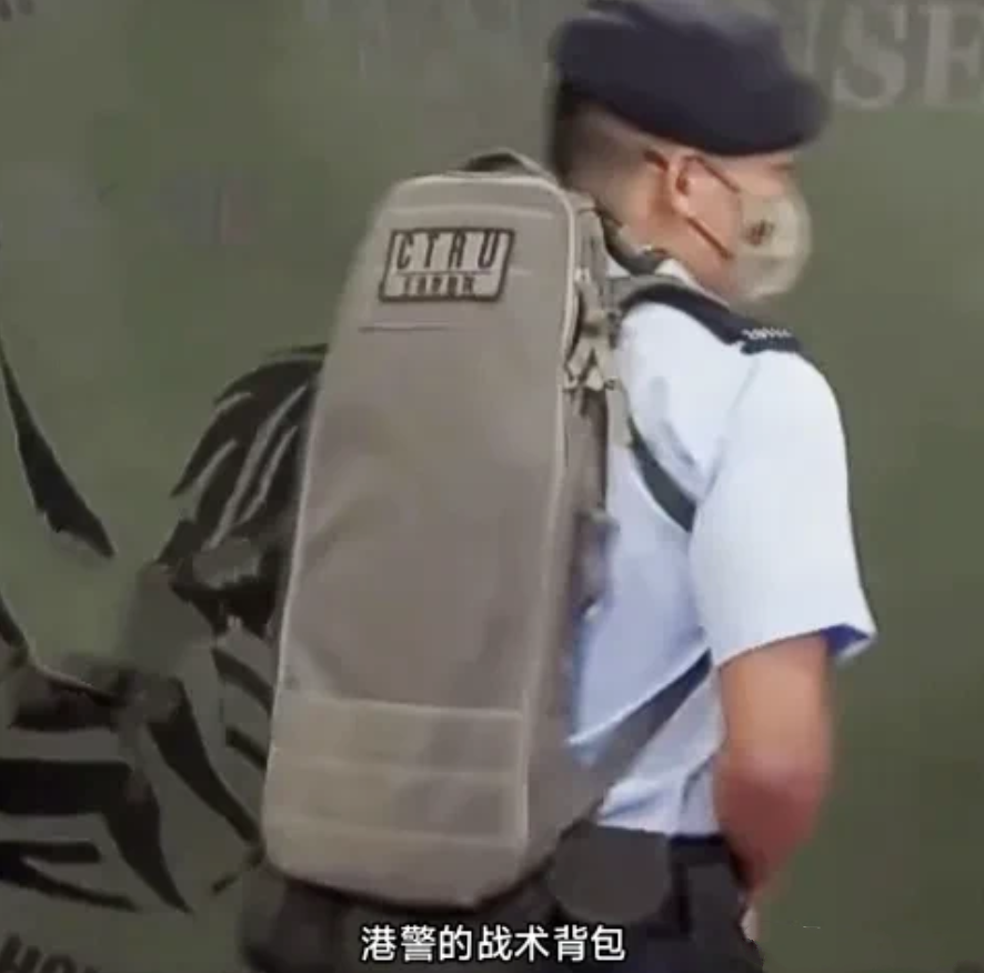 港警在大街上巡逻时的背包，里面装的是什么？
 在大街上巡逻的港警不叫巡警，全名叫