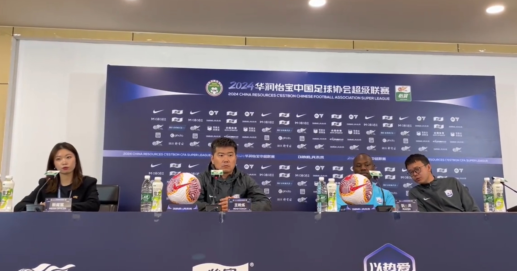 中超沧州雄狮主帅肇俊哲在接受媒体采访时说：球队前锋奥斯卡非常渴望能够被归化，如果