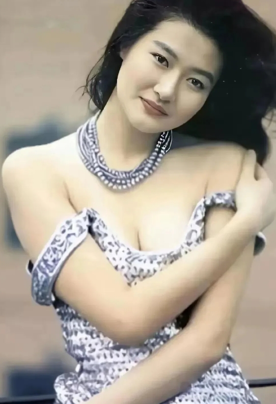 她是九十年代红极一时的女明星，和林志颖、张曼玉等有合作过，拍过好多著名的电影，后
