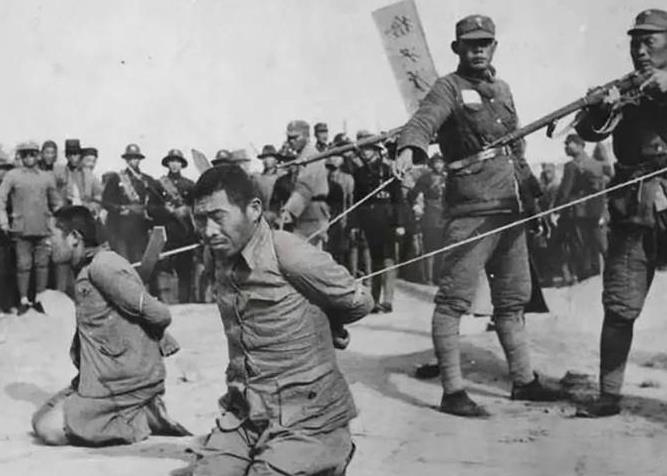 1946年7月，在南京雨花台的行刑现场，一个日本兵被押送到行刑现场强摁着下跪。一