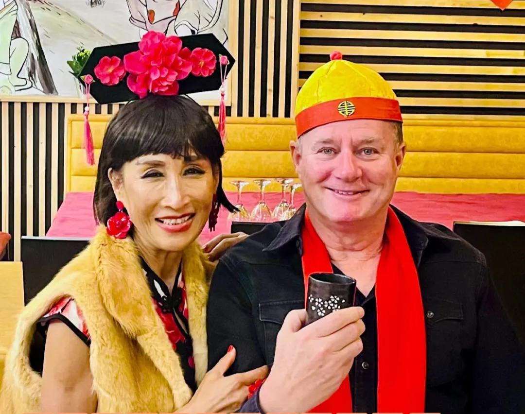 还记得这位80年代当红女歌手吗？如今全家定居欧洲
她本来是一名普通的泥瓦工，因热
