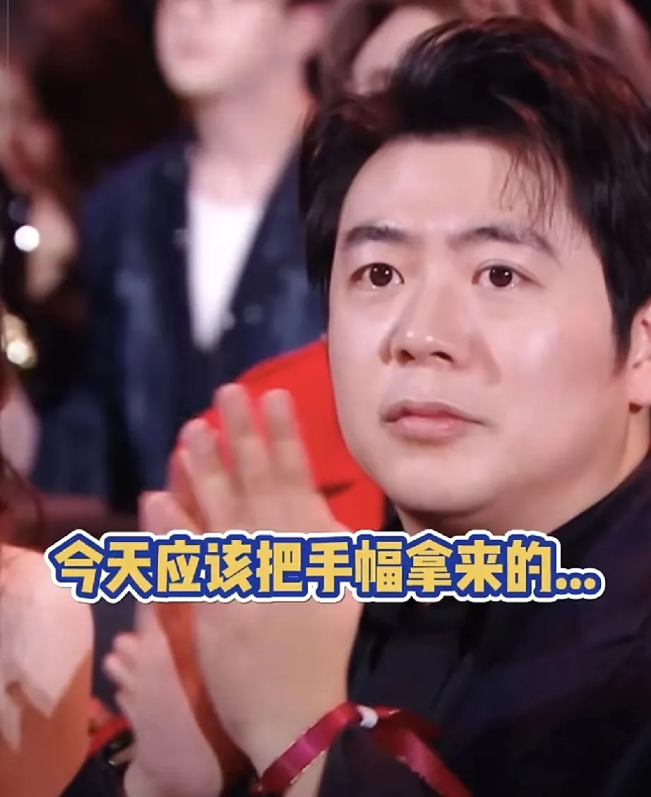 昨晚郎朗又见到大头了
郎朗：
我支持莎头，我是莎头粉
我有应援手幅
早知道我把我