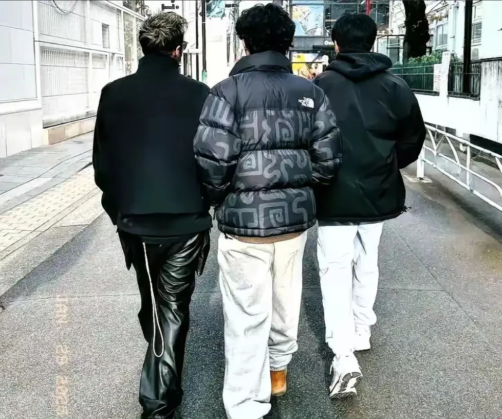 谢霆锋带两个儿子去爷爷家过年了，谁给他们父子三人拍的呢？
大家都知道肯定不是王菲