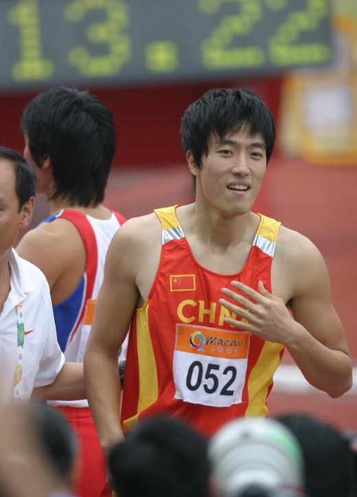 我会对刘翔说你好样的,你很坚强也很勇敢像男子汉,中国体育明星当中你是最帅最棒的,