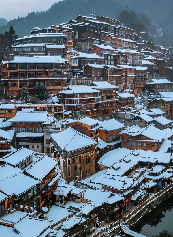 雪后的苗寨…趁年轻多去旅游，体验美好的生活！