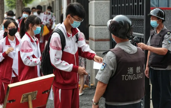 注意啦！在我国初中入团是有讲究的。从初一就可以入团了，可初一学生大多13岁，还在