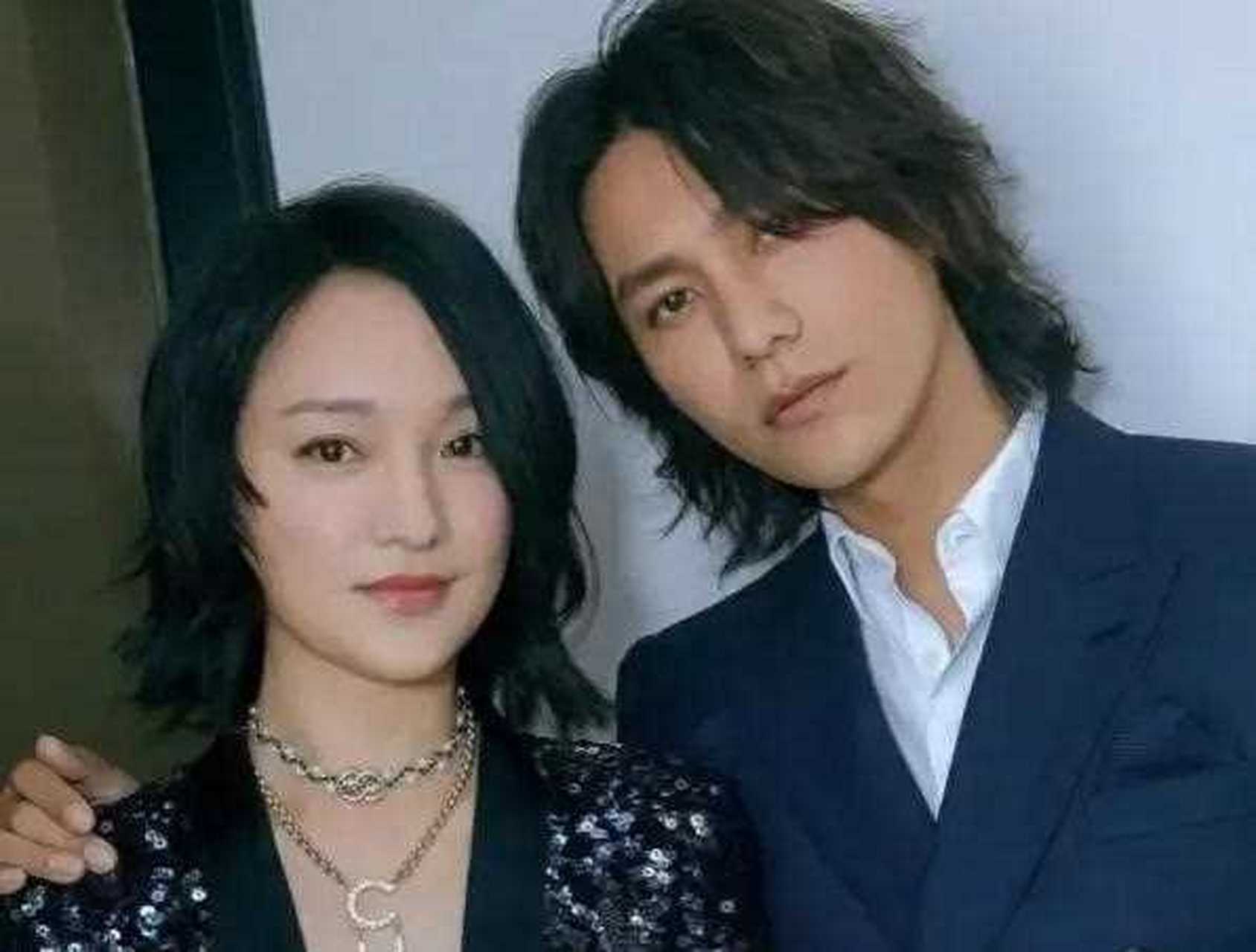 1999年，周迅正跟男友贾宏声在家看电视，节目中朴树脖子上的项链引起了贾宏声的注