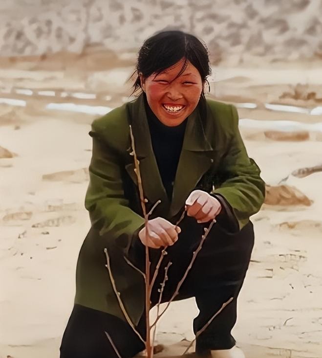 1985年，20岁的殷玉珍因为父亲酒后的一句胡话嫁给了住在毛乌素沙漠的白万祥。新