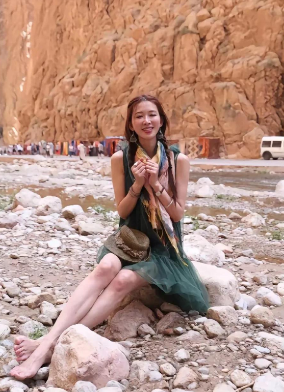 志玲姐姐的脚上也有粗粗的青筋了，她在ri本过得好吗？