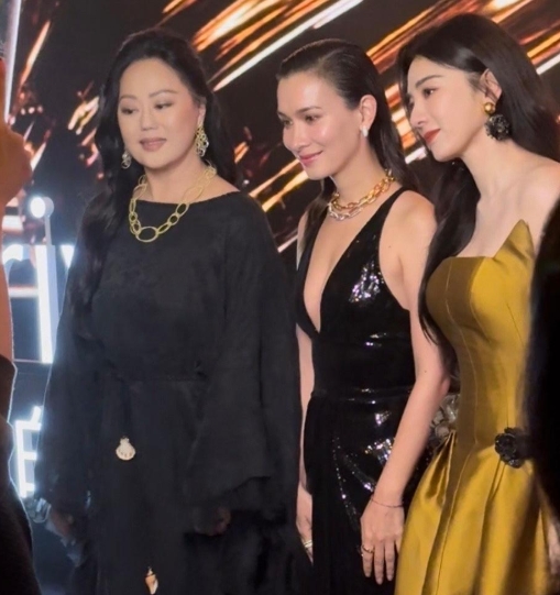 卢靖姗性感优雅，章小蕙成熟稳重，黄奕清纯美丽，花式比心太可爱，三人气质绝佳！