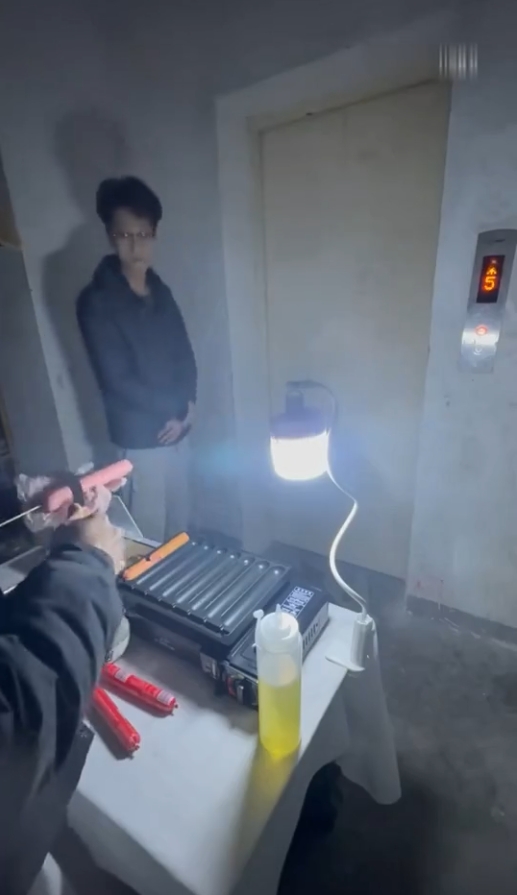 太内向只敢在电梯口摆摊