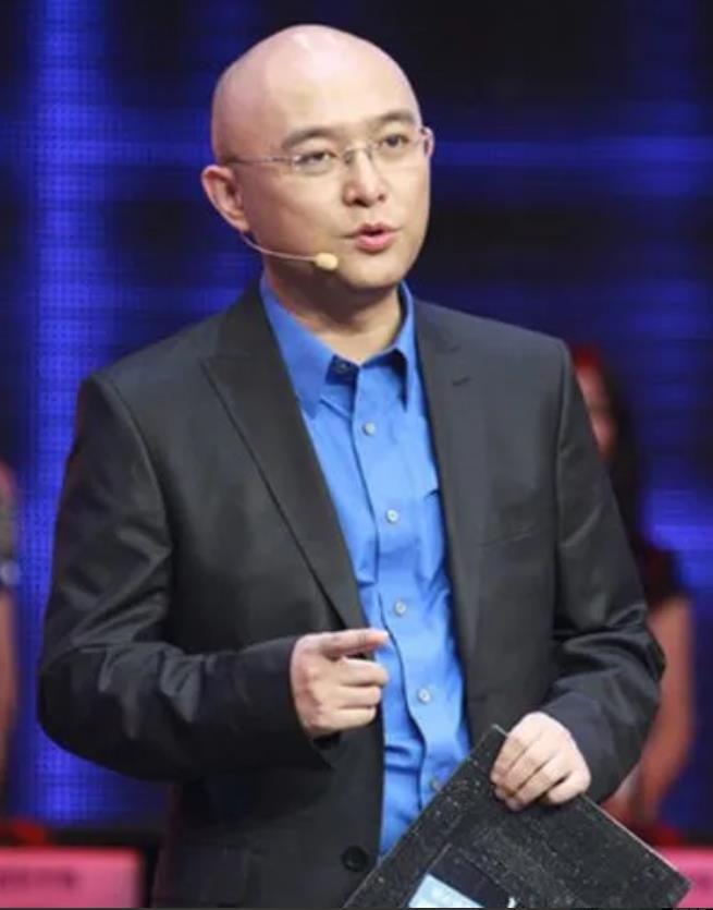 孟非落选春晚无锡分会场主持人，让人意外。随着公布主持人为李好，很多人疑问，孟非是