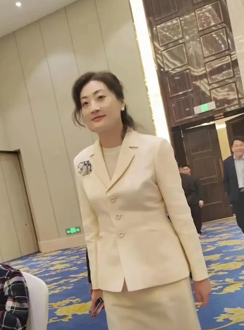 宗馥莉这体格，一般男人可真驾驭不了。她净身高 1 米 75 ，骨架子大，既有女人