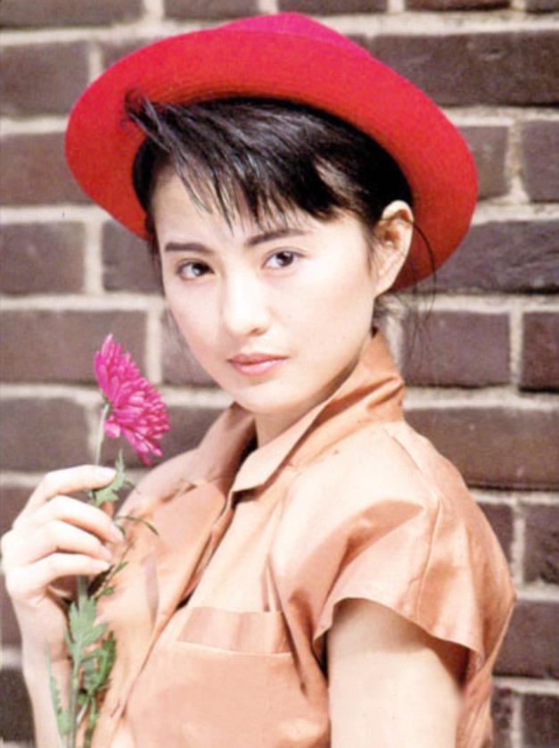 2007年，42岁的演员李赛凤趁着老公出差，出轨魁梧的干儿子，没想到老公突然回家