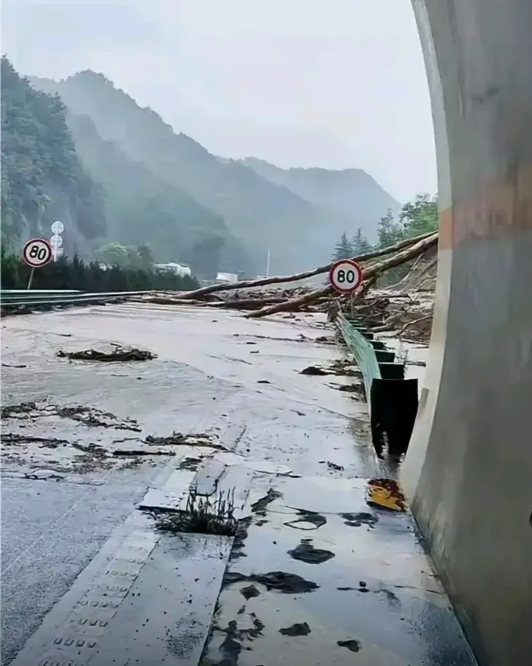 陕西商洛桥梁垮塌事故敲响警钟，我给自己定了5条山区高速行车规则：

1. 白天能