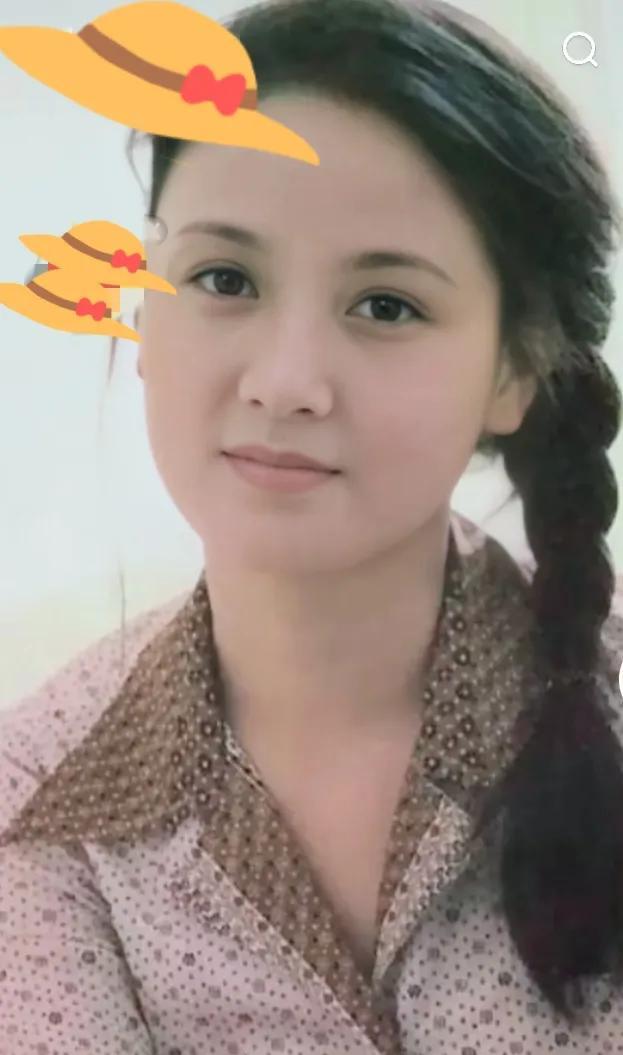 这美女，20多岁时的面容简直惊艳了时光，粉若桃花的面容，看着姣好温润。当年，有一