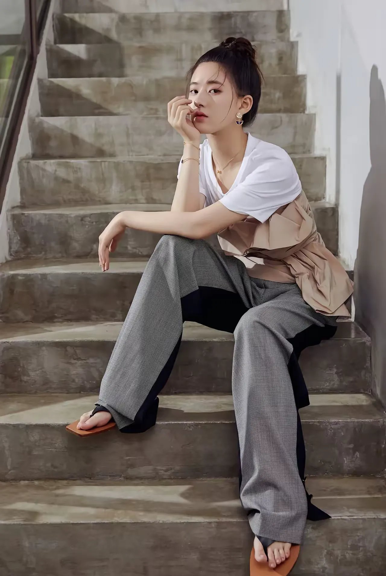 她是内地著名的影视女演员，2016年以中级特工的身份参与录制综艺节目《火星情报局