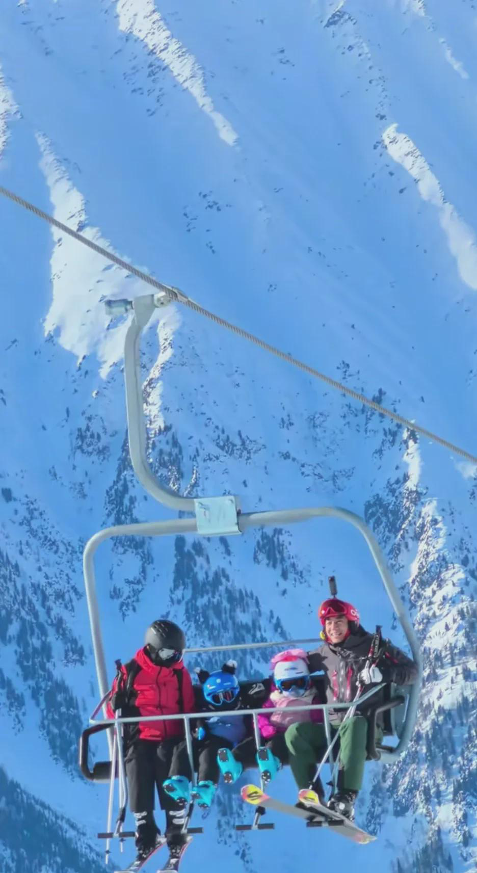 
 
 
元宵节刚过，两位央视名嘴就带着家人直奔新疆雪场。尼格买提搀着父母，撒贝