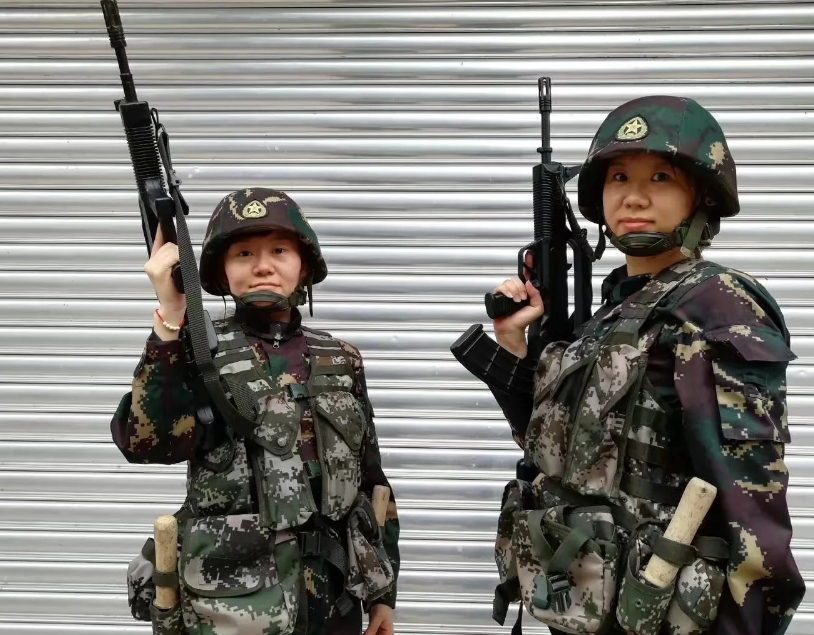 走进特种兵训练营，就像踏入了热血与挑战交织的世界。从清晨负重奔跑到深夜的战术演练