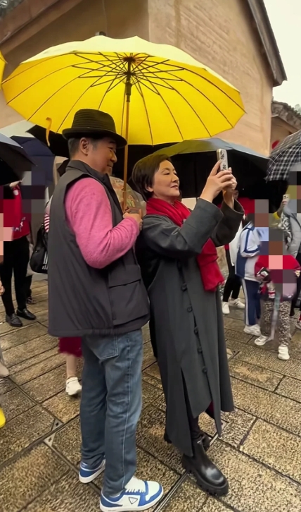 邓婕如今的状态和普通退休女人也没啥两样，今天有网友在长沙街头偶遇张国立和邓婕，这