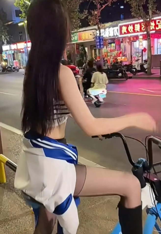 袜子都破了！哈哈哈哈 [大笑][大笑][大笑][大笑][大笑]