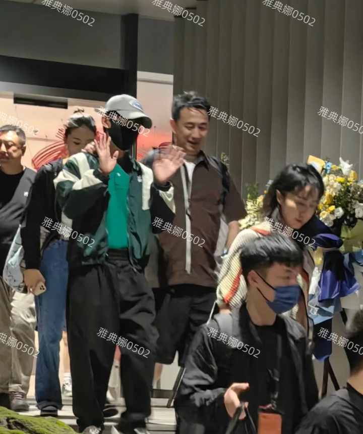 西安偶遇黄磊何炅孙莉！
黄老师瘦了不少，但头发白了很多，何老师瘦瘦小小的身材轻盈