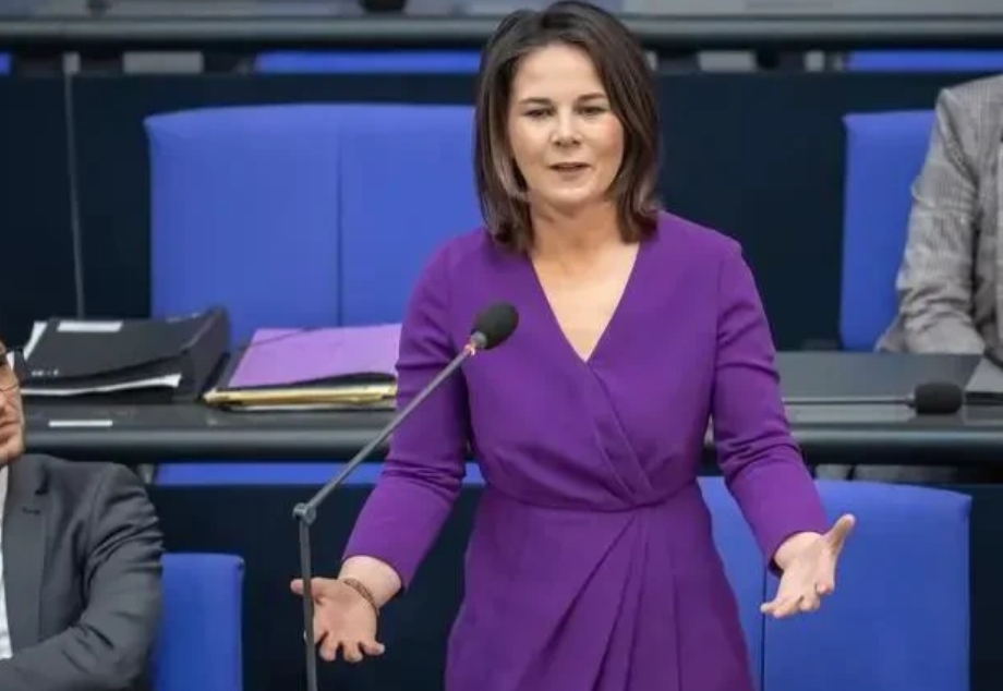 近日，德国外长贝尔博克赫然放言，称俄罗斯正围困北约，且北约断无与俄和谈之可能，必