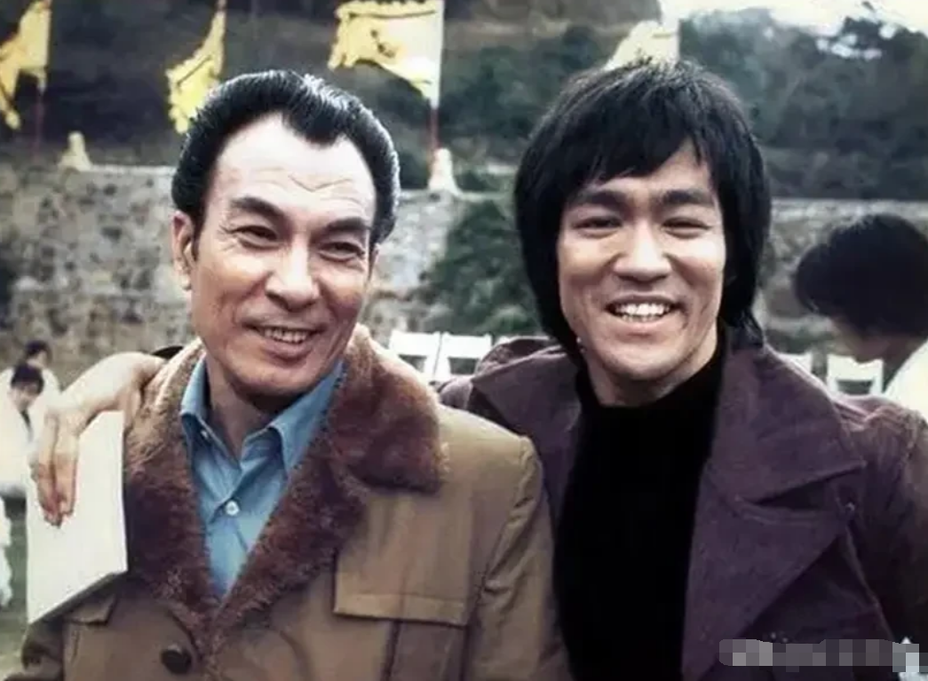 1973年，电影《龙争虎斗》刚刚开拍，两位主演李小龙和石坚笑呵呵的在一起合影留念