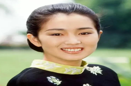 有一天深夜，张艺谋接到女儿张末的电话:“爸爸，托维又打我，青一块紫一块的，我好痛