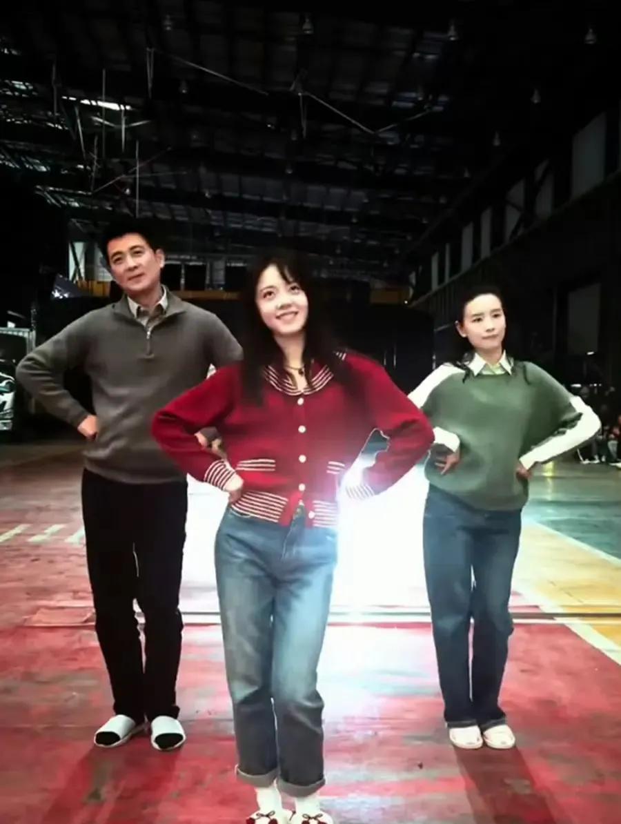 保剑锋，董洁和赵今麦饰演幸福快乐的一家人，三人更是相约跳起了广场舞，只有我一直在