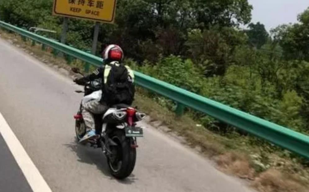 福建，一富二代男子趁高速工作人员不备骑摩托车进入高速飙车，被大货车撞上当场死亡。
