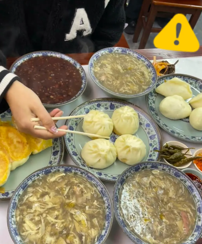 一顿普普通通的早餐竟然要120元！这可不是在什么高档餐厅，就是街边的小馆子啊！