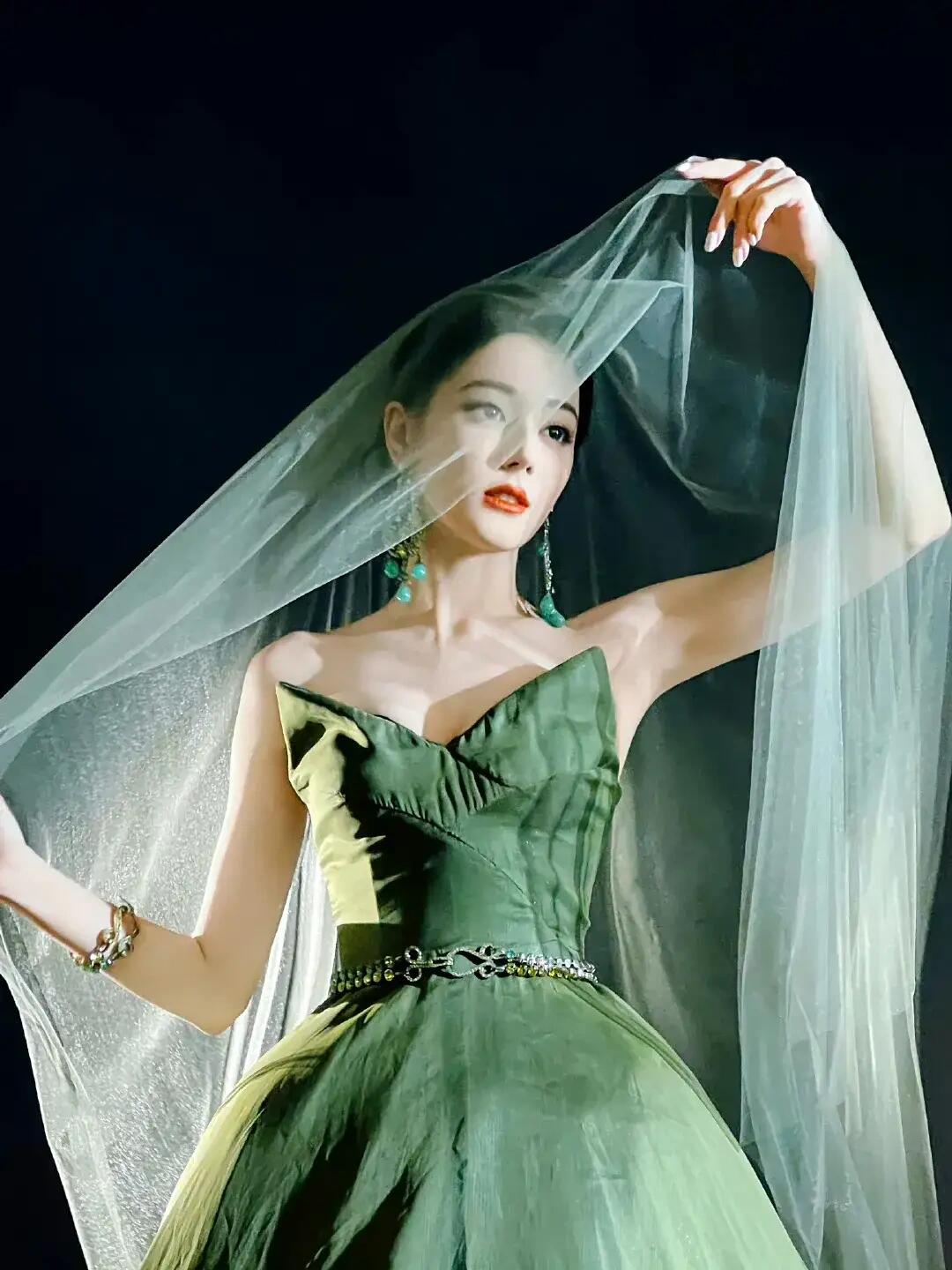 才华与美貌的完美结合：迪丽热巴的魅力之源