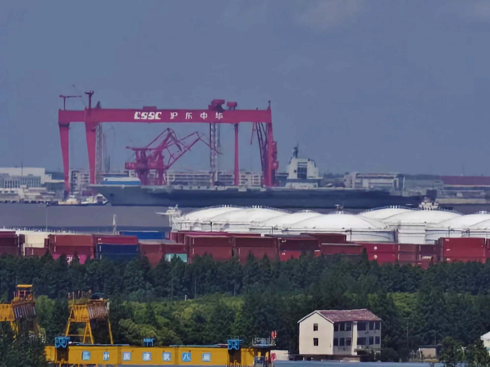 福建舰首次试航成功！

热烈祝贺福建舰首次试航胜利凯旋！据江南造船厂消息，福建舰