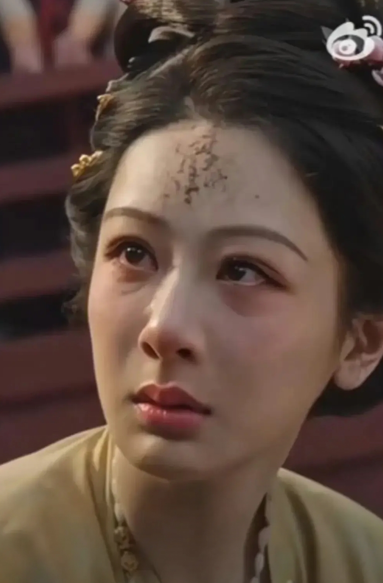 圆脸真的不显老
左边杨紫31岁的时候演国色芳华
右边赵丽颖31岁的时候演 知否知