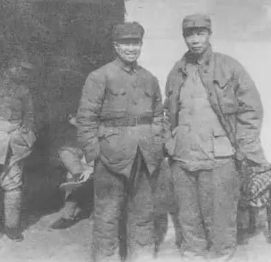 解放战争时期，陈赓和陈士榘两人合影，他们在两个不同的野战军。

后来一位是大将，