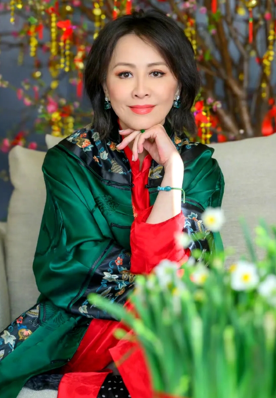 不愧是娱乐圈第一富婆，就喜欢刘嘉玲这旺盛的生命力，在家里不出门都打扮的这么精致华
