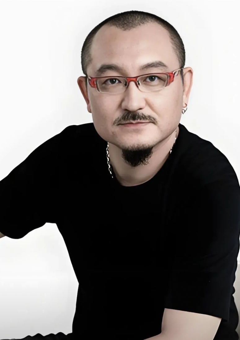 他是封神导演乌尔善，最近被人批得挺惨的，我总结了这1个批得最狠原因：

1、他对