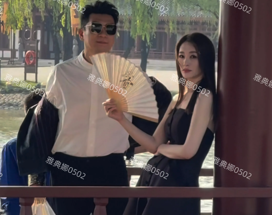 李小冉真是冻龄女神，48岁了还是那么美，身材高挑气质出众，皮肤白到发光。
不笑的