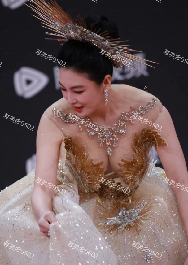 张雨绮的身材真是好到爆，在一众瘦成纸片人的女星中非常突出养眼，但脸有点儿僵笑起来