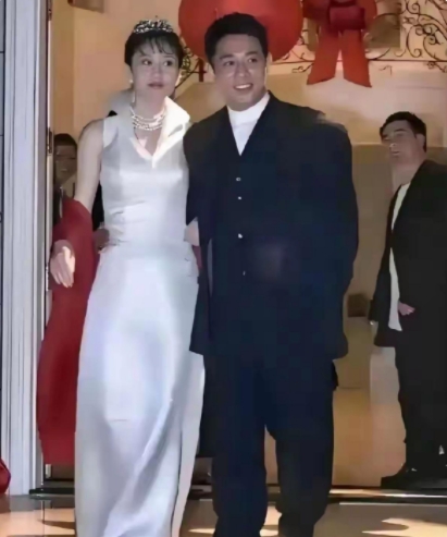 老照片：李连杰和利智大婚当天的喜照。利智这才是嫁给了爱情，利智做生意赔1个亿，还
