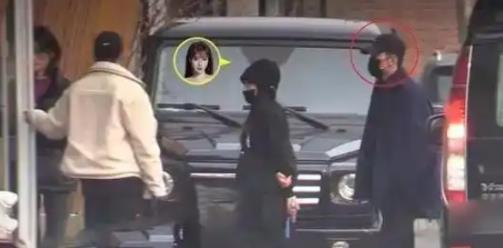 近日，44岁的柳岩现身妇产医院，引发热议。柳岩从主持人跨界演艺圈，一路拼搏收获众
