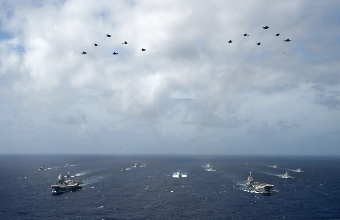 陌生！请问你是哪国海军？
本月南海练兵，辽宁舰与山东舰第一次在海上集结，
中国海