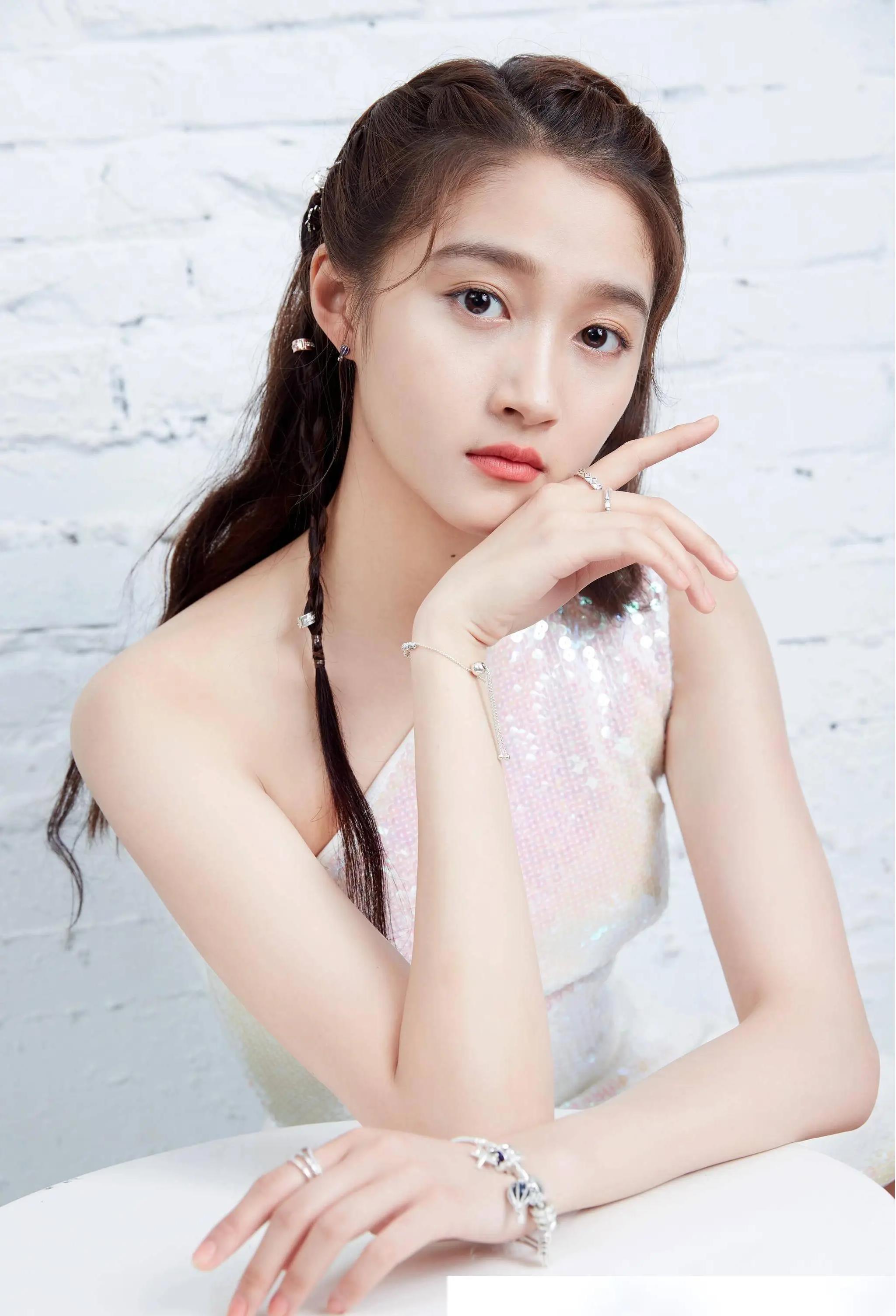 饱受争议的清纯美少女关晓彤