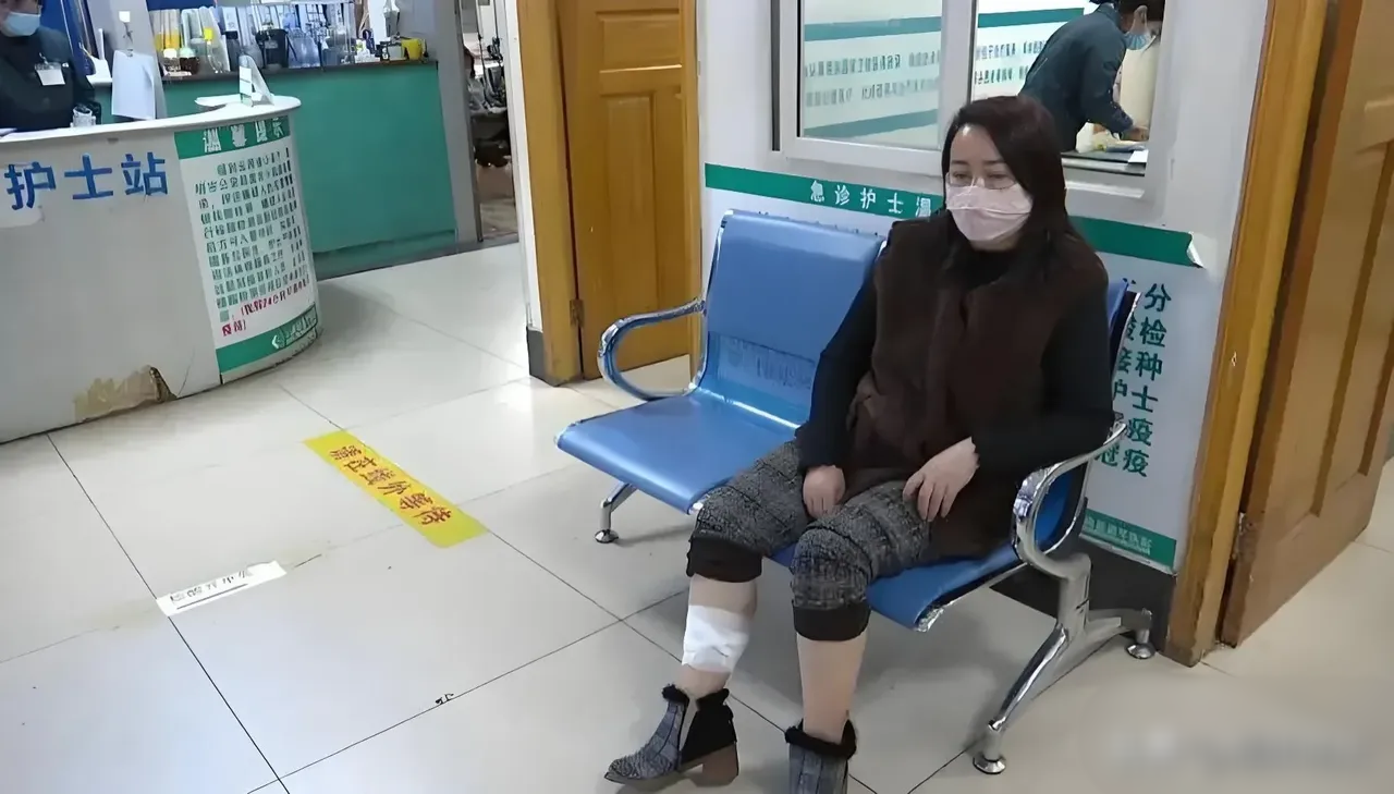 “活久见！”北京，女子刚进电梯，被大妈的狗一口咬伤小腿，女子一脚将狗踢飞，万万没