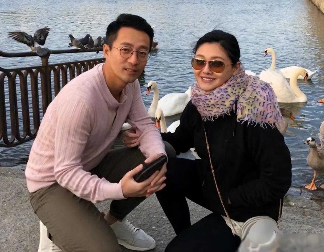 汪小菲婚内出轨，导致和大s的婚姻破裂。
汪粉说是因为大s赖在台北不愿意回北京，哪