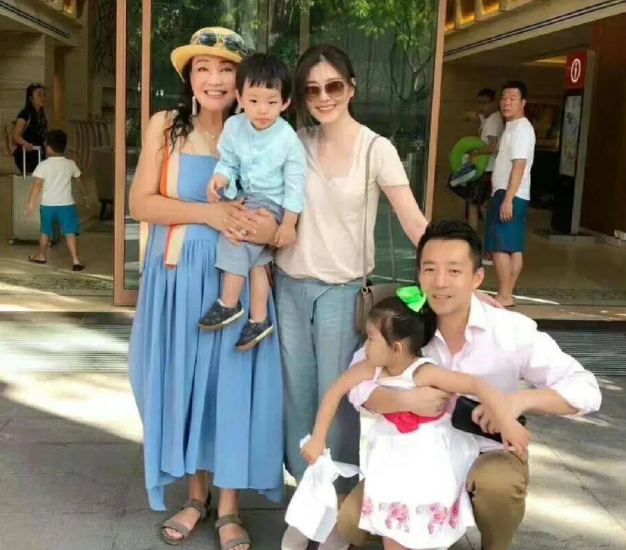 小箖箖，他的悲喜人生，才更令人心疼。
刚出生时，他被众星捧月，父亲是帅气多金的成